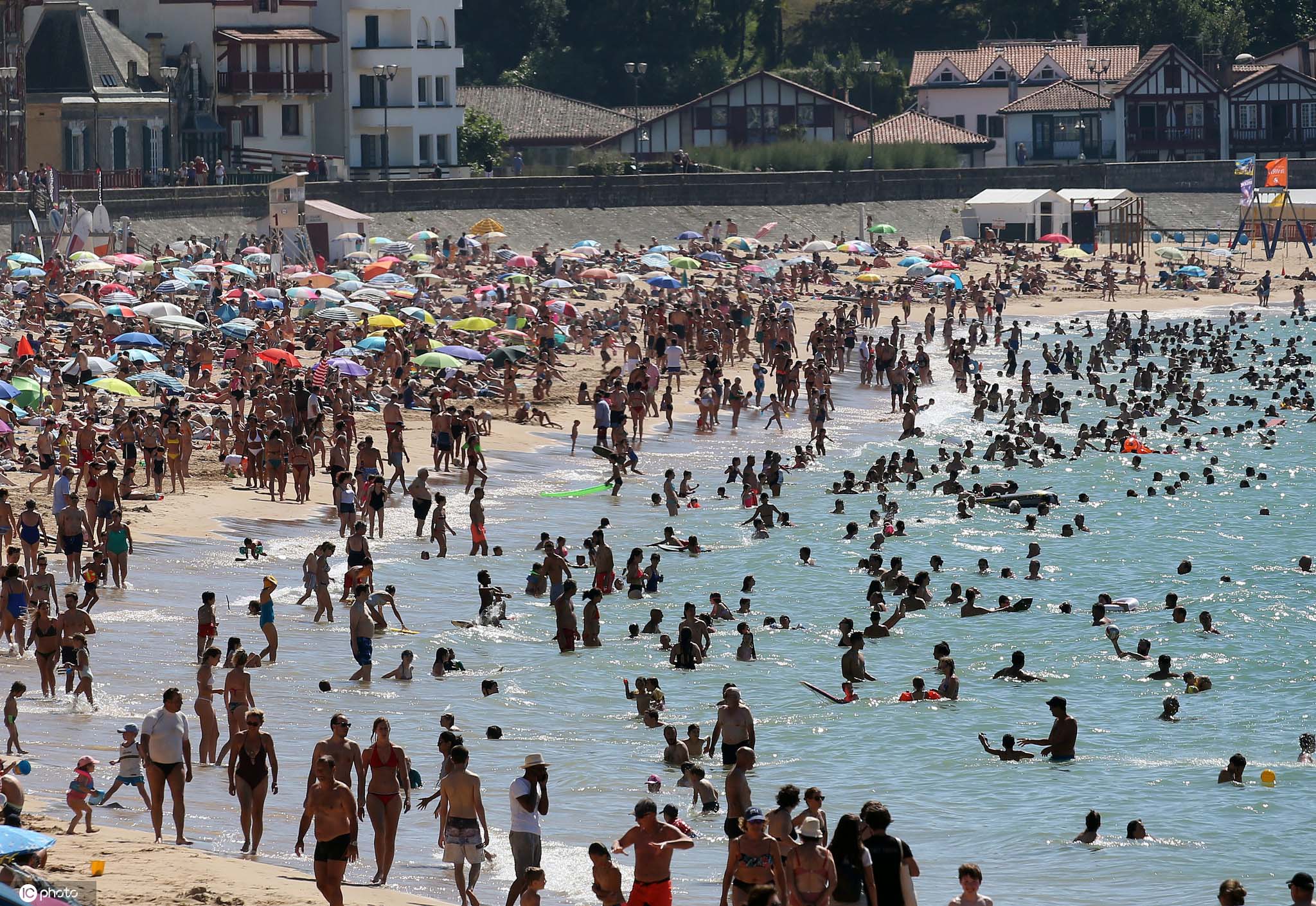 欧洲盛夏季 法国南部海滩人山人海