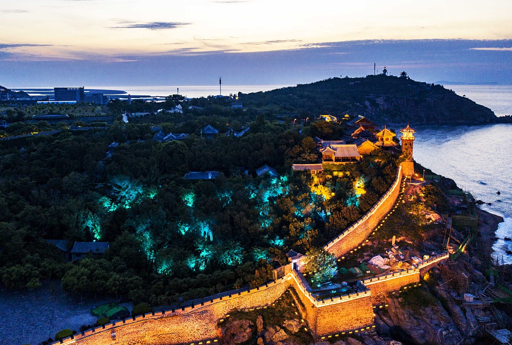 2021年6月8日晚,用无人机航拍山东烟台市蓬莱阁景区的夜景.