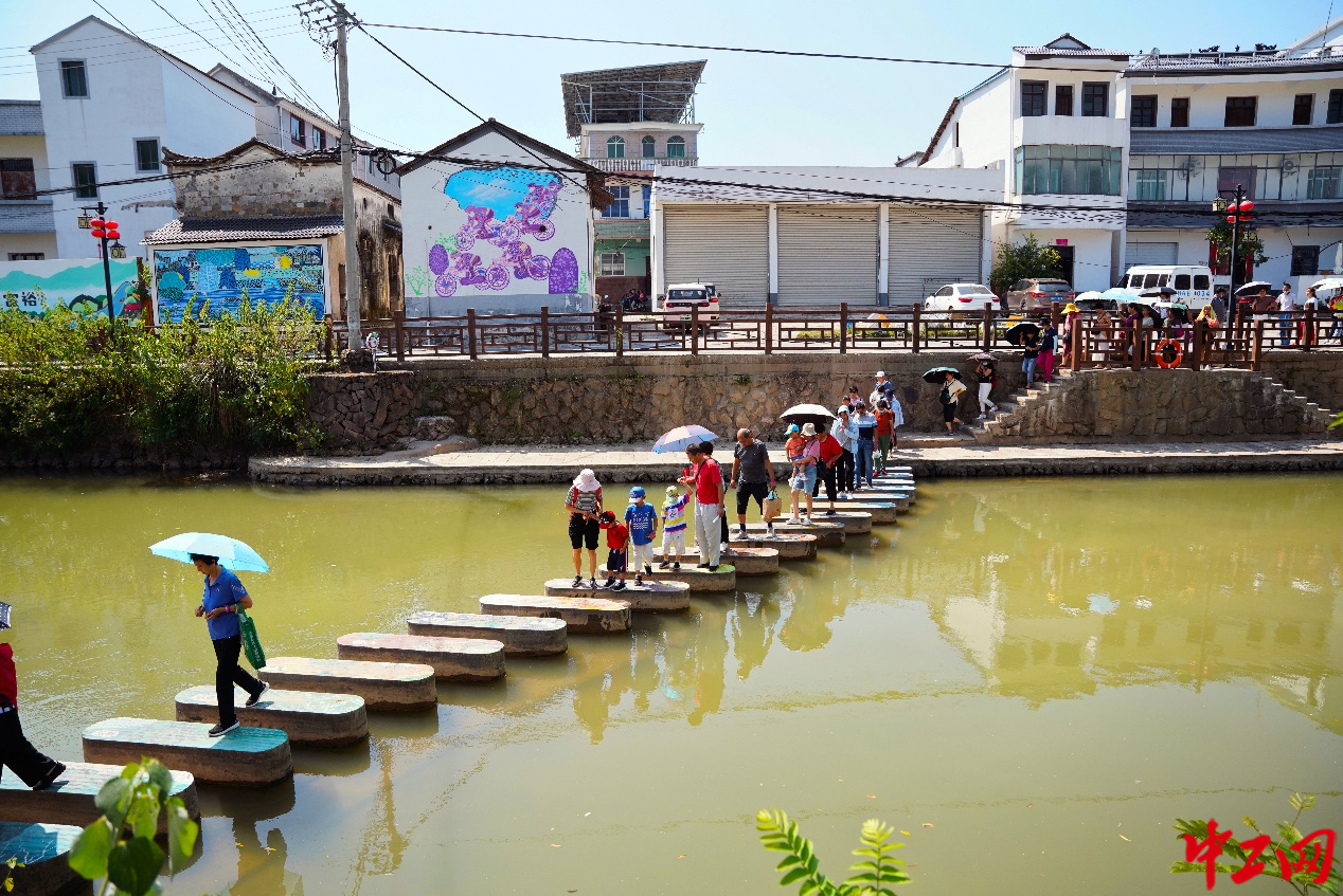 游客在余东村旅游