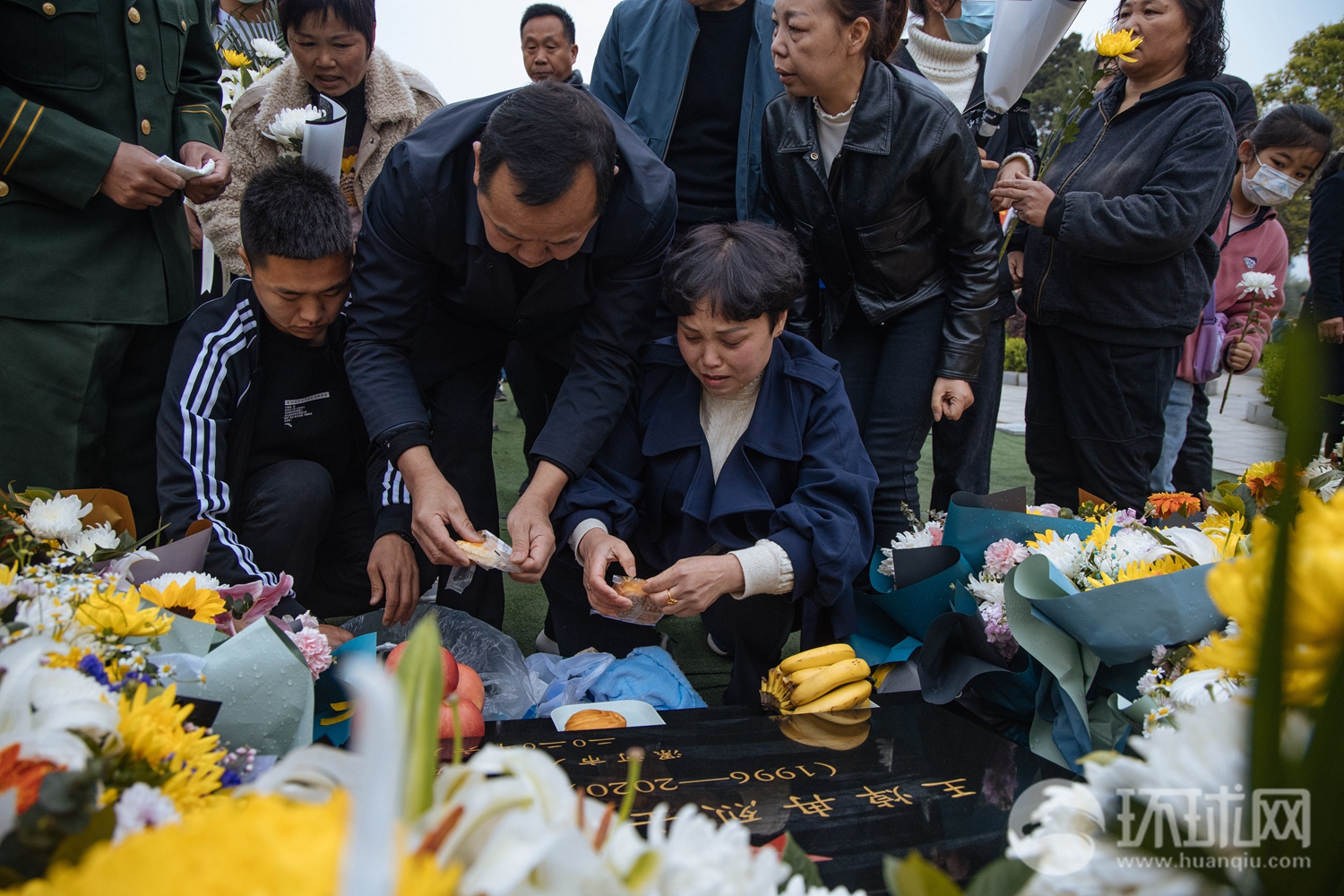 清明节前一天王焯冉烈士父母和亲属到烈士陵园进行悼念