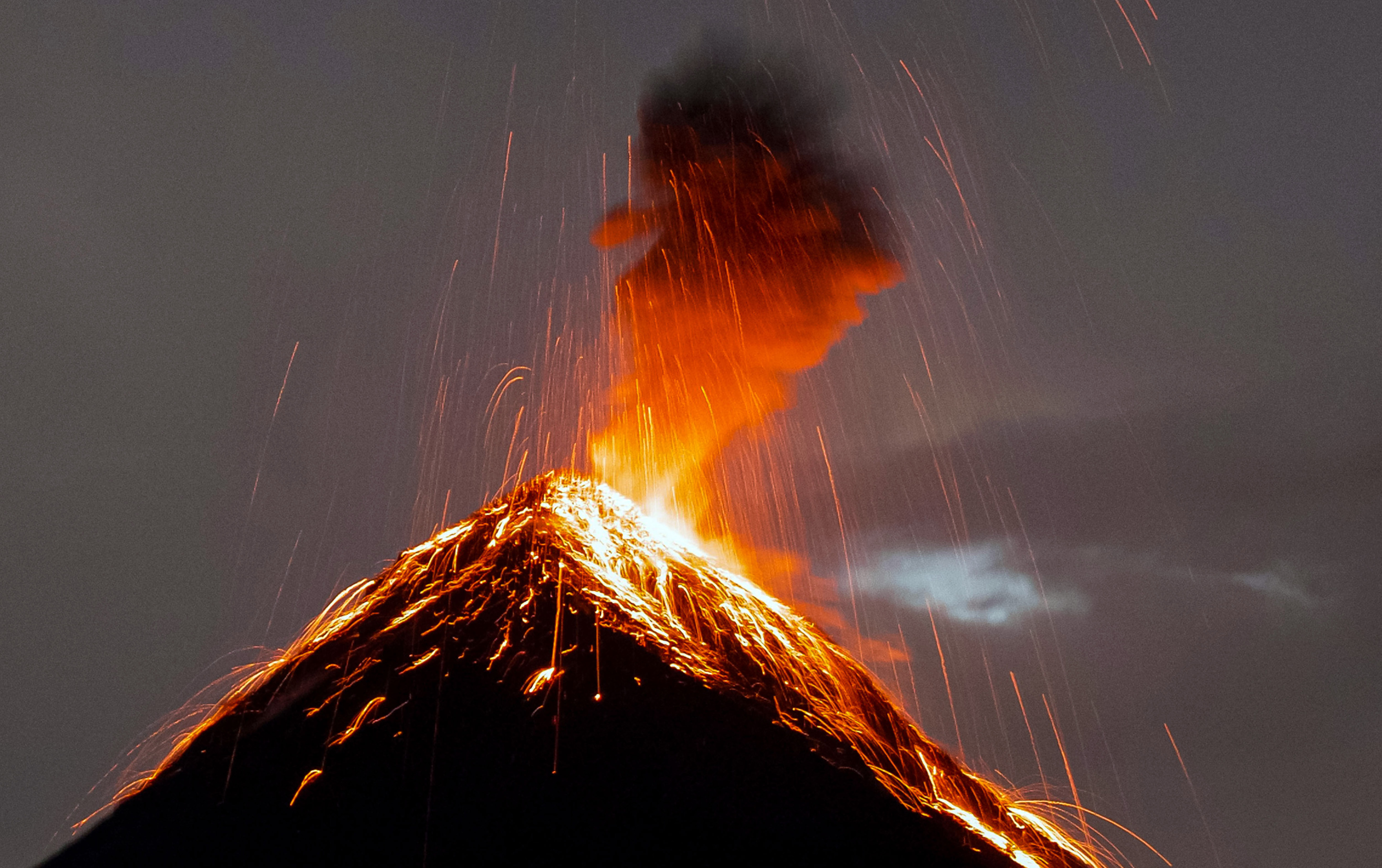震撼摄影师近距离拍摄富埃戈火山喷发瞬间