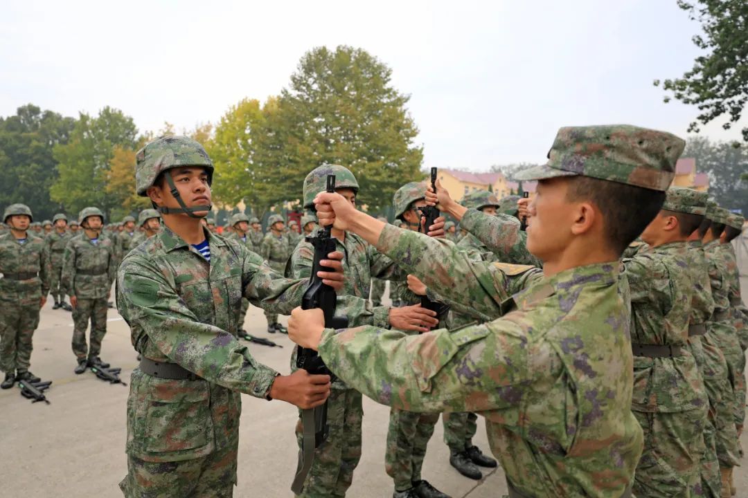 为数千名新兵授枪场面超震撼