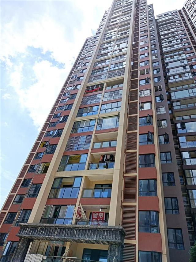 5月10日晚7时35分许,成都市丛树家园小区9栋1单元,一辆电瓶车在电梯