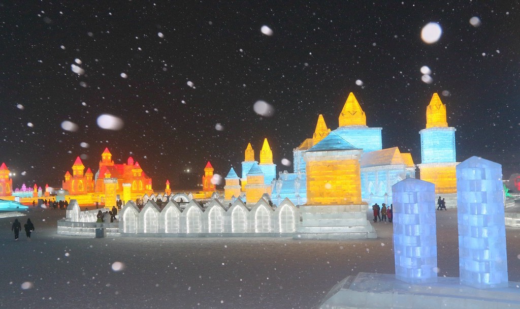 2022年1月10日,黑龙江省哈尔滨市,腊月初八,冰雪大世界园区,纷纷扬扬