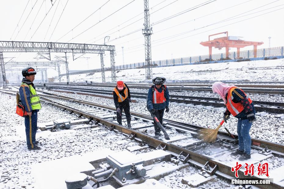 中铁兰州局道岔除雪突击队保畅钢铁大动脉