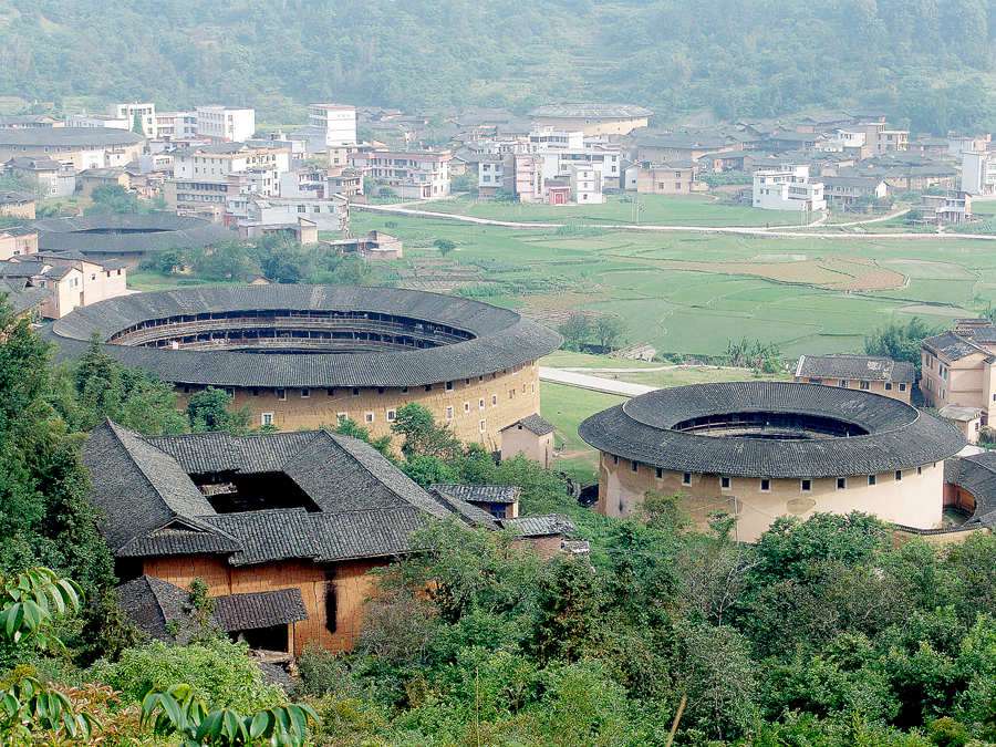 位于龙岩市永定区高头乡高北村的高北土楼群依山傍水,高低错落.