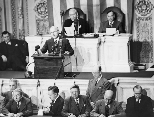 美国总统杜鲁门在国会发表演讲,要求拨款对抗"共产主义扩散.