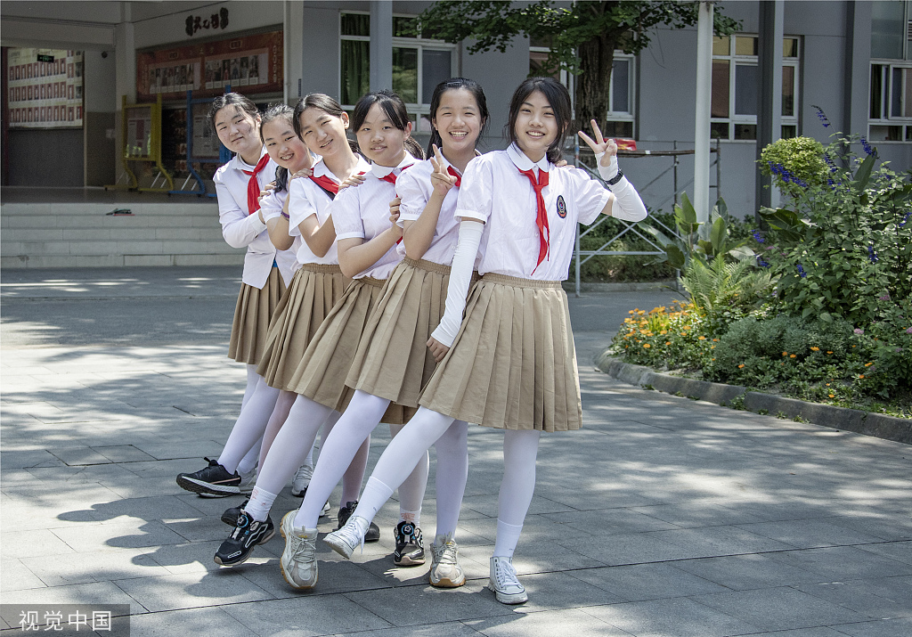 成都,外国语学校附属小学六七班的学生们在校园内拍摄创意毕业照,在