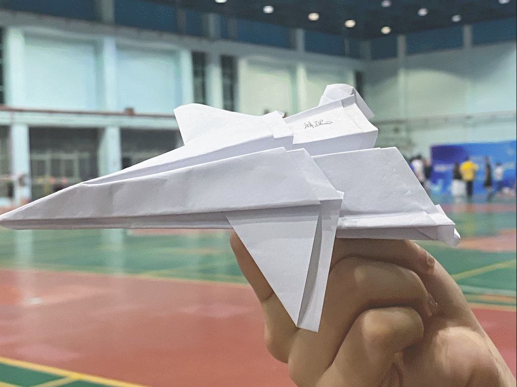 吸引到上百位同学参与纸飞机飞行动力竞技大赛举办了一场珠海科技学院