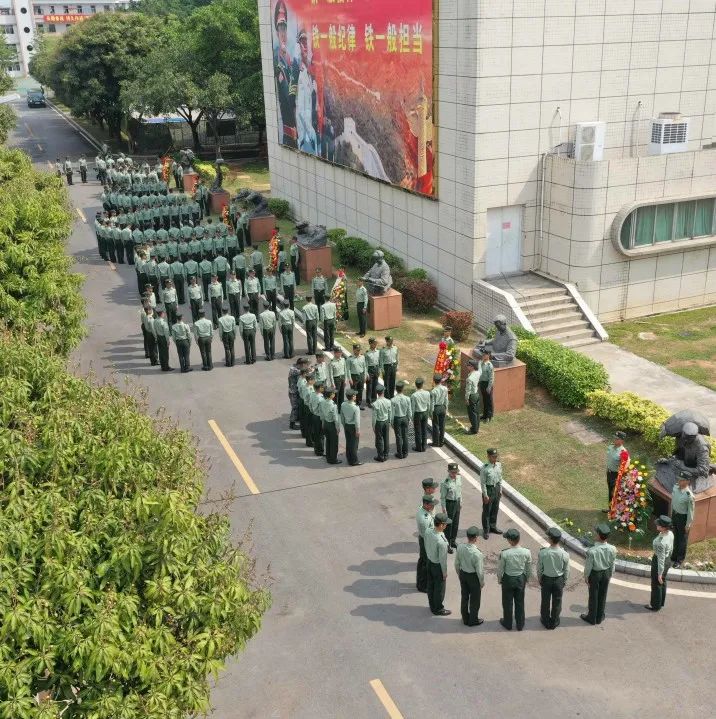 清明节驻香港部队官兵这样缅怀先烈