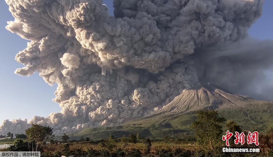 印尼锡纳朋火山喷发 浓烟腾起仿佛升起"蘑菇云"