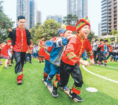 广西壮族自治区南宁市滨湖路小学长虹校区举行喜迎壮族"三月三"暨庆祝