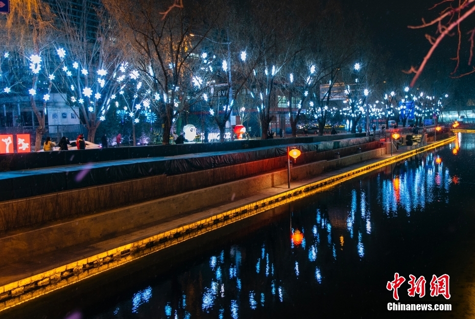 1月20日晚间,位于北京市海淀区五塔寺路的"冰雪廊道"景观亮灯,市民