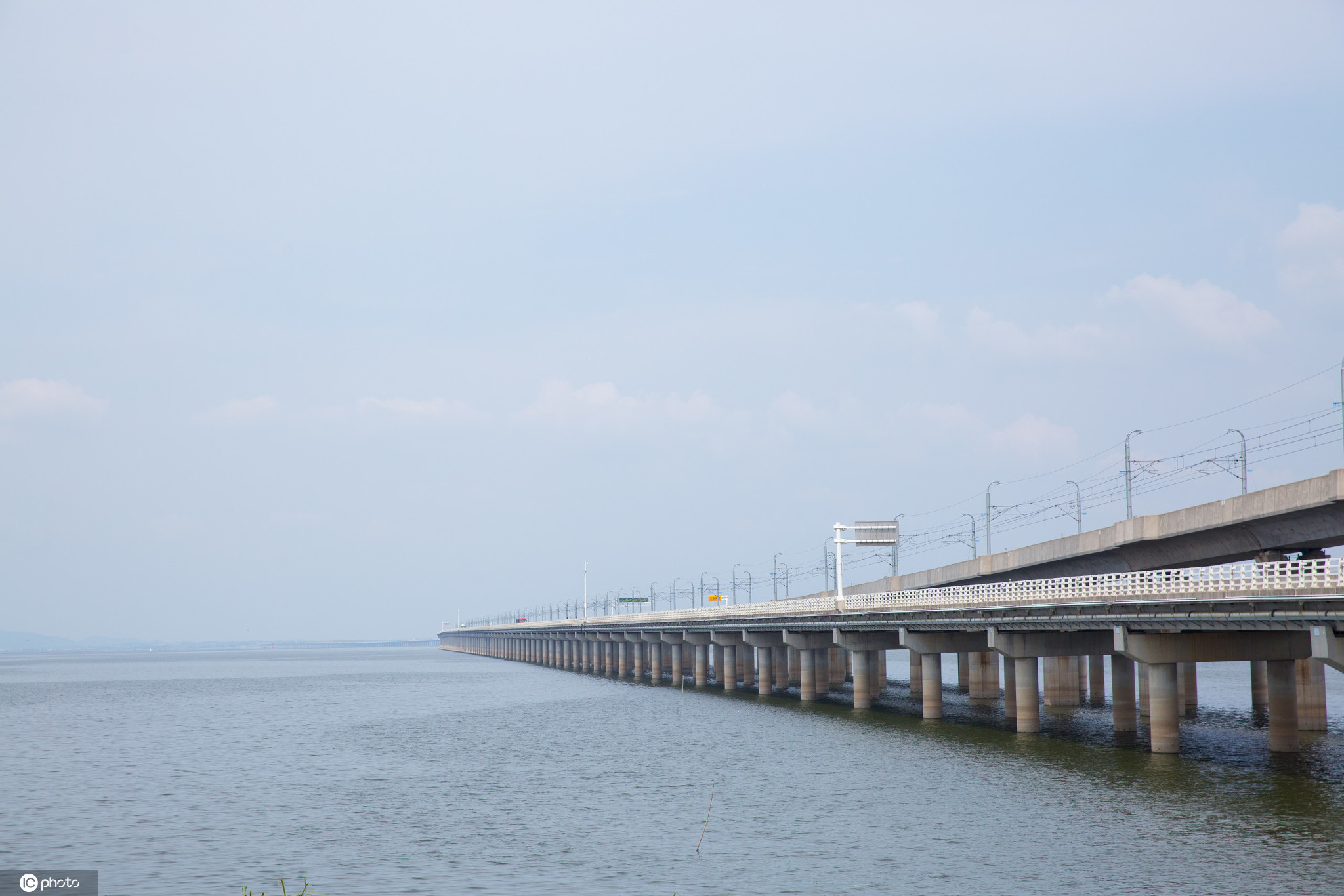 乘坐南京地铁s9号线在全长12公里的石臼湖特大桥上飞驰,窗外便是清澈