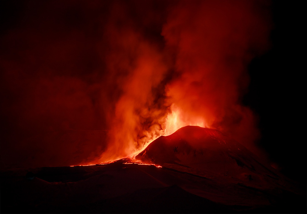 意大利埃特纳火山持续喷发