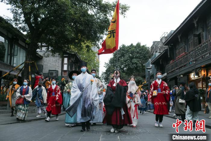 汉服出行日来成都欣赏中华传统服饰之美