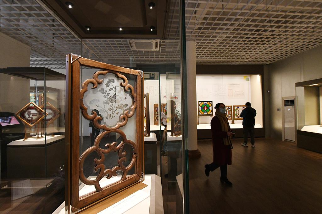 广州博物馆展出400多件广式彩色玻璃窗诉说岭南建筑魅力