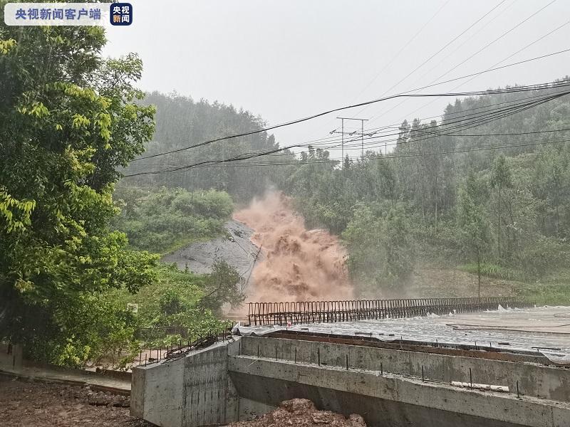重庆忠县暴雨致河流水位暴涨救援工作有序进行中