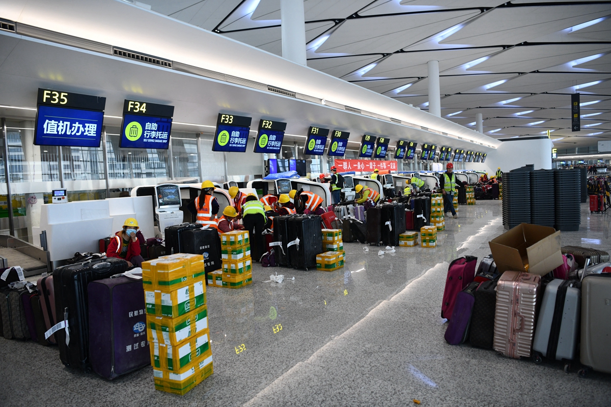 探访竣工的成都天府国际机场航站区自助托运设备开始载行李测试