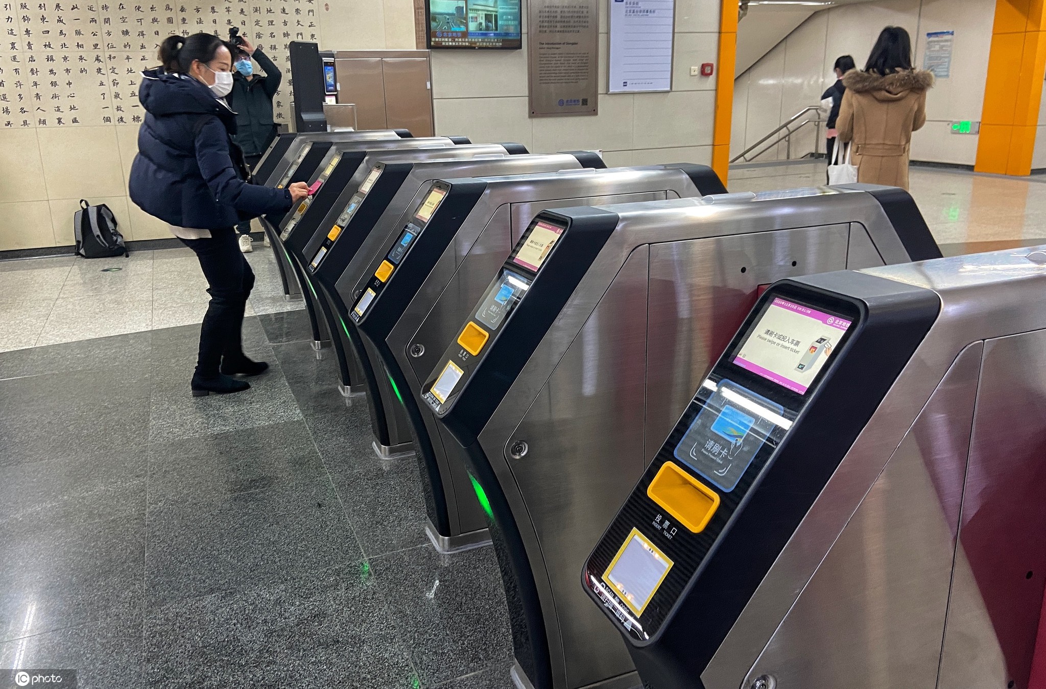 北京地铁出行新体验双目闸机可精准识别与保护人和物的安全