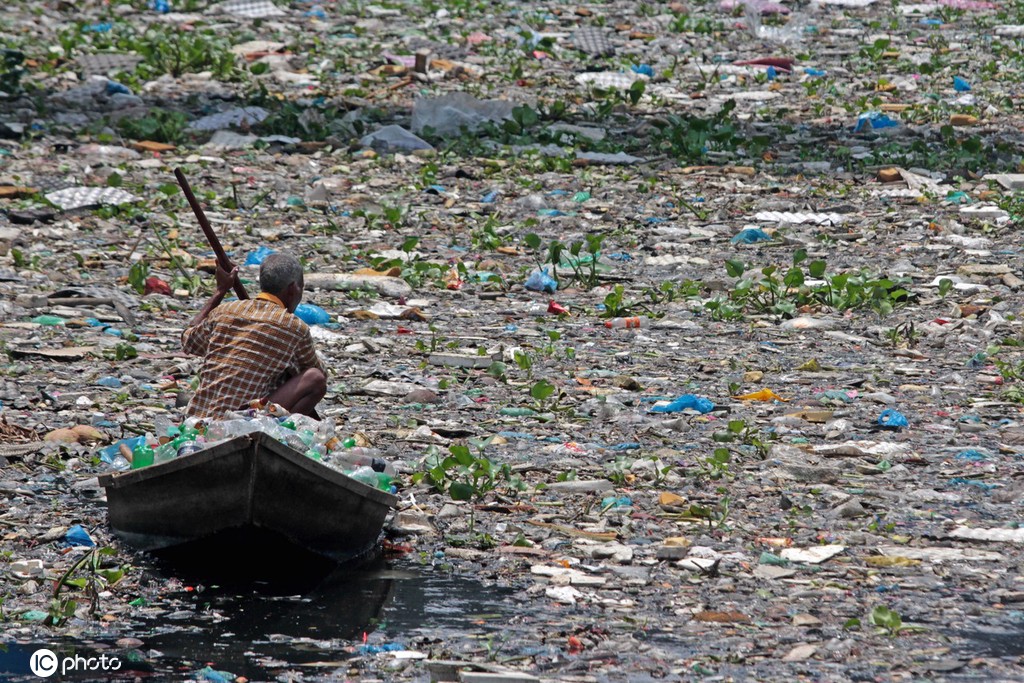 孟加拉国达卡河流污染严重触目惊心遍布塑料瓶垃圾