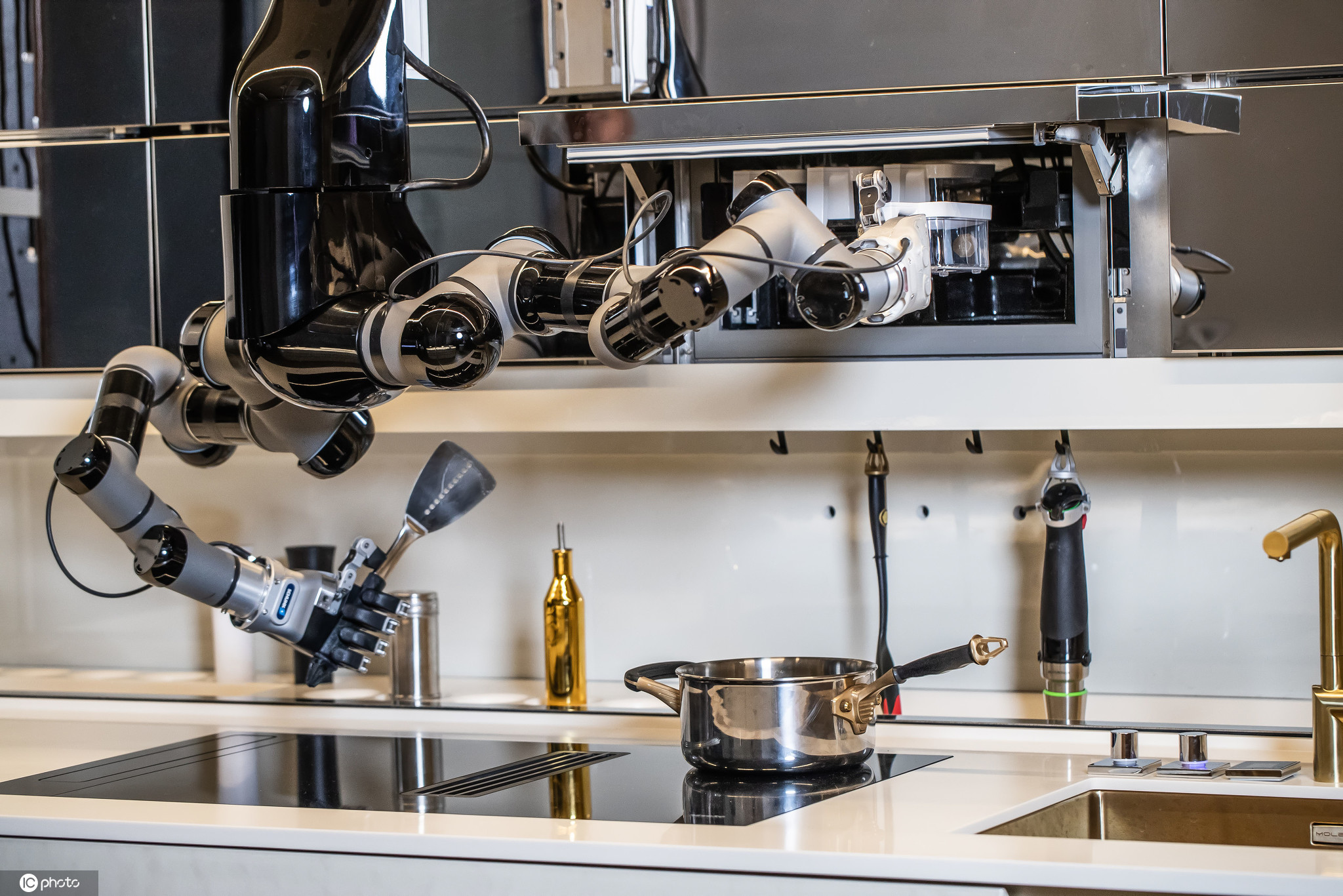全球首个机器人厨房来了 做饭洗碗全包办