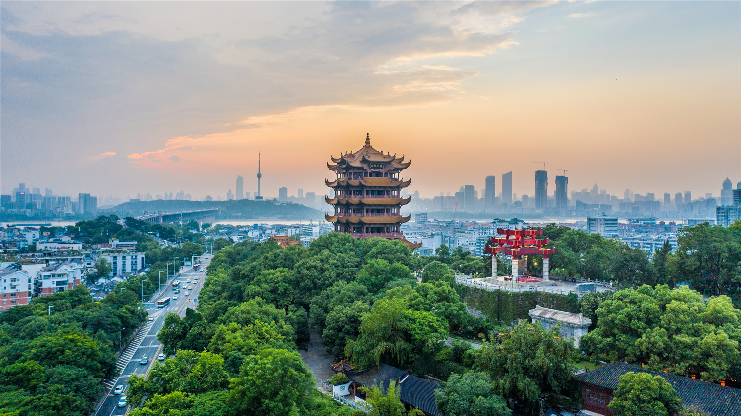 晚霞映照下的湖北武汉黄鹤楼.(图/ic photo)