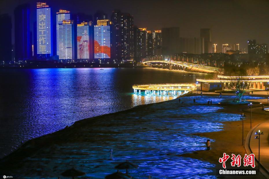 3月3日,湖北省襄阳市,襄阳鱼梁洲快乐水岸沿岸彩灯齐放,霓虹闪烁,沙滩