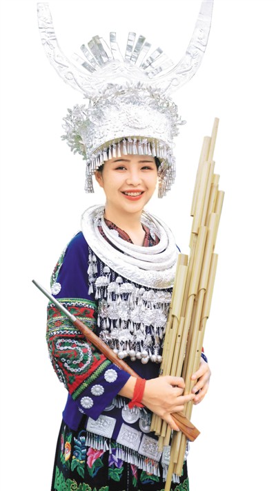 潘雪,一位"90后"苗族姑娘,也是一位苗族银饰锻制的非遗传承人,从她手