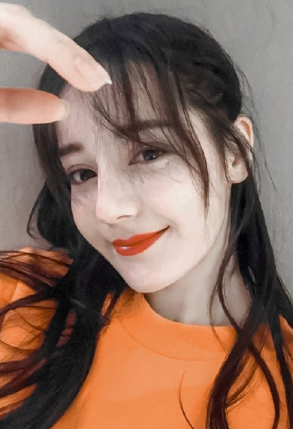 迪丽热巴称自拍拿不出手 网友:美女你醒醒好嘛!