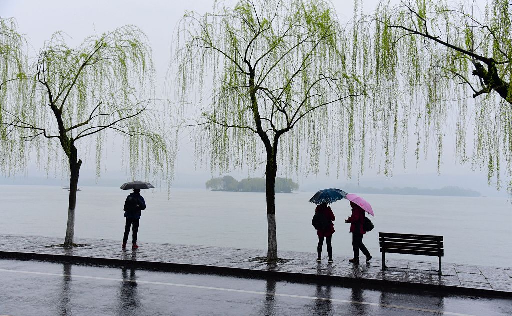 2021年3月11日,杭州持续雨水天气,烟雨中的西湖,雨雾飘渺,被春风"剪"