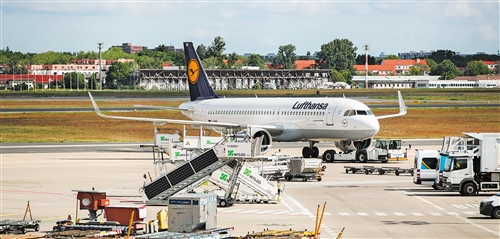 图为在德国首都柏林泰格尔机场拍摄的一架汉莎航空客机.