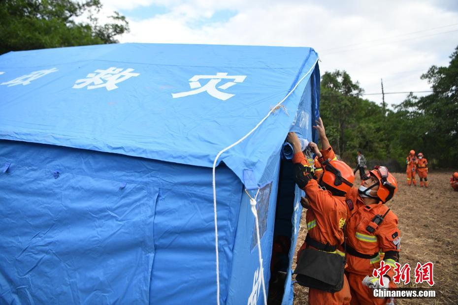 5月22日,云南省森林消防总队大理支队的救援人员为民众搭建救灾帐篷.