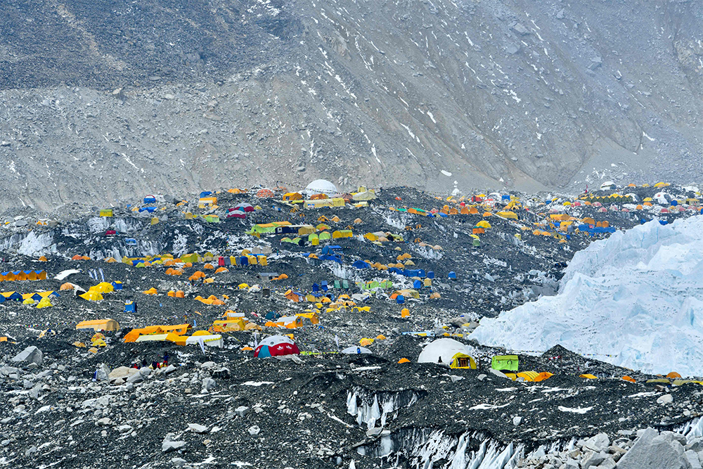 尼泊尔珠峰大本营中国登山者确有新冠病例已送下山