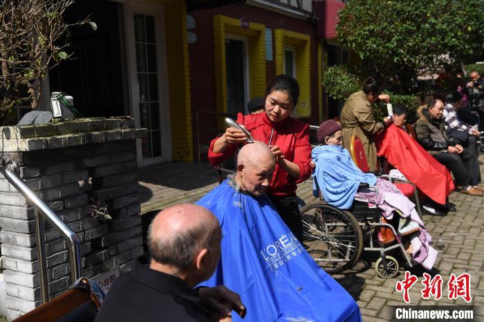 迎"龙抬头 重庆爱心志愿者免费为老人理发
