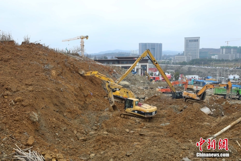 1月4日,贵州毕节金海湖新区山体滑坡现场,消防救援人员在进行搜救工作