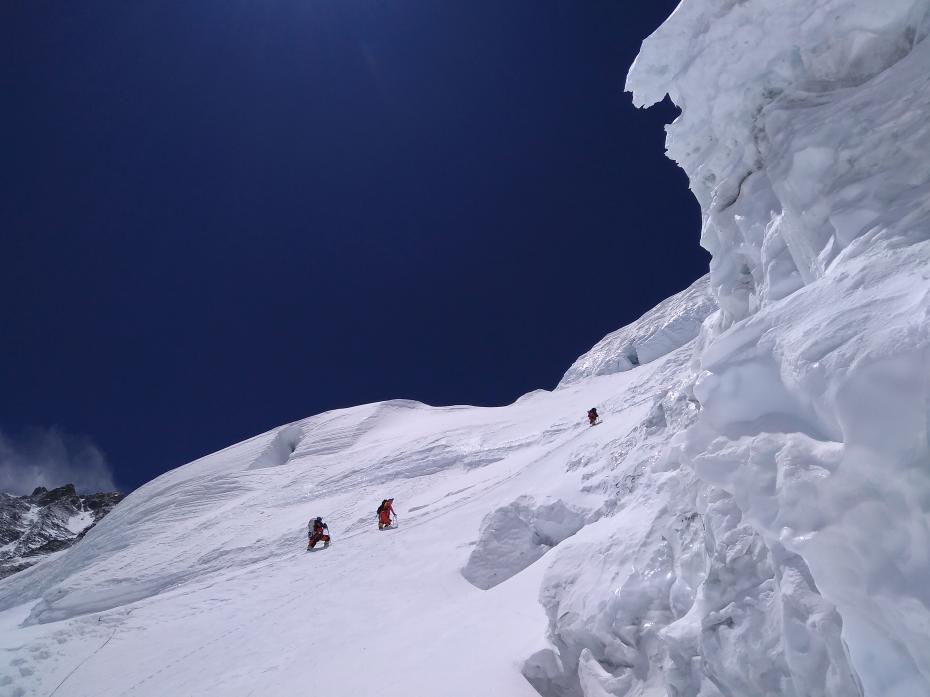 2020珠峰测量登山队修路运输队员突破北坳天险