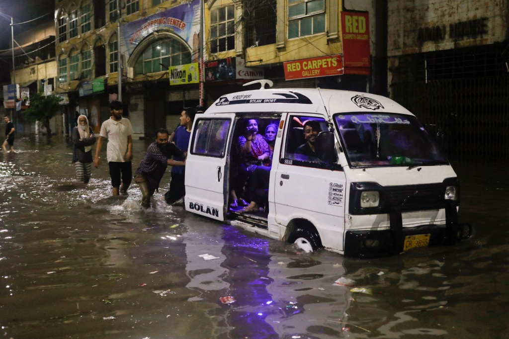 巴基斯坦卡拉奇暴雨街头出现积水