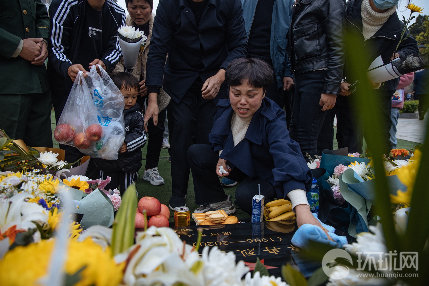 清明节前一天王焯冉烈士父母和亲属到烈士陵园进行悼念