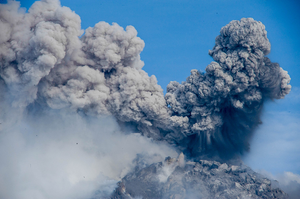 印尼锡纳朋火山再度喷发 冒出滚滚浓烟