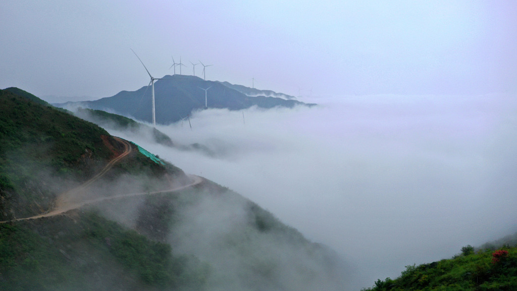 2021年4月18日,在江西省吉安市泰和县水槎乡天湖山景区,雨后出现美丽