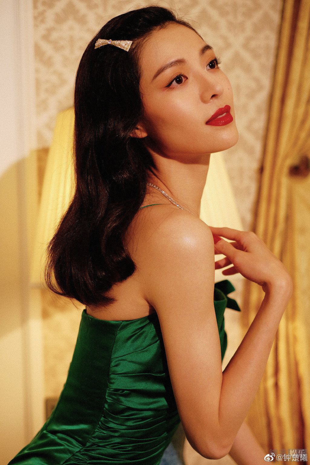 绝色美人!钟楚曦穿吊带绿裙秀完美s型曲线