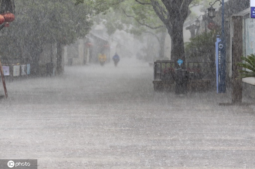 浙江绍兴:受台风"烟花"影响 绍兴迎暴雨天气