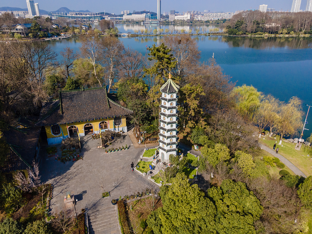 图片来源:视觉中国玄武湖公园位于江苏省南京市玄武区,东枕紫金山,西