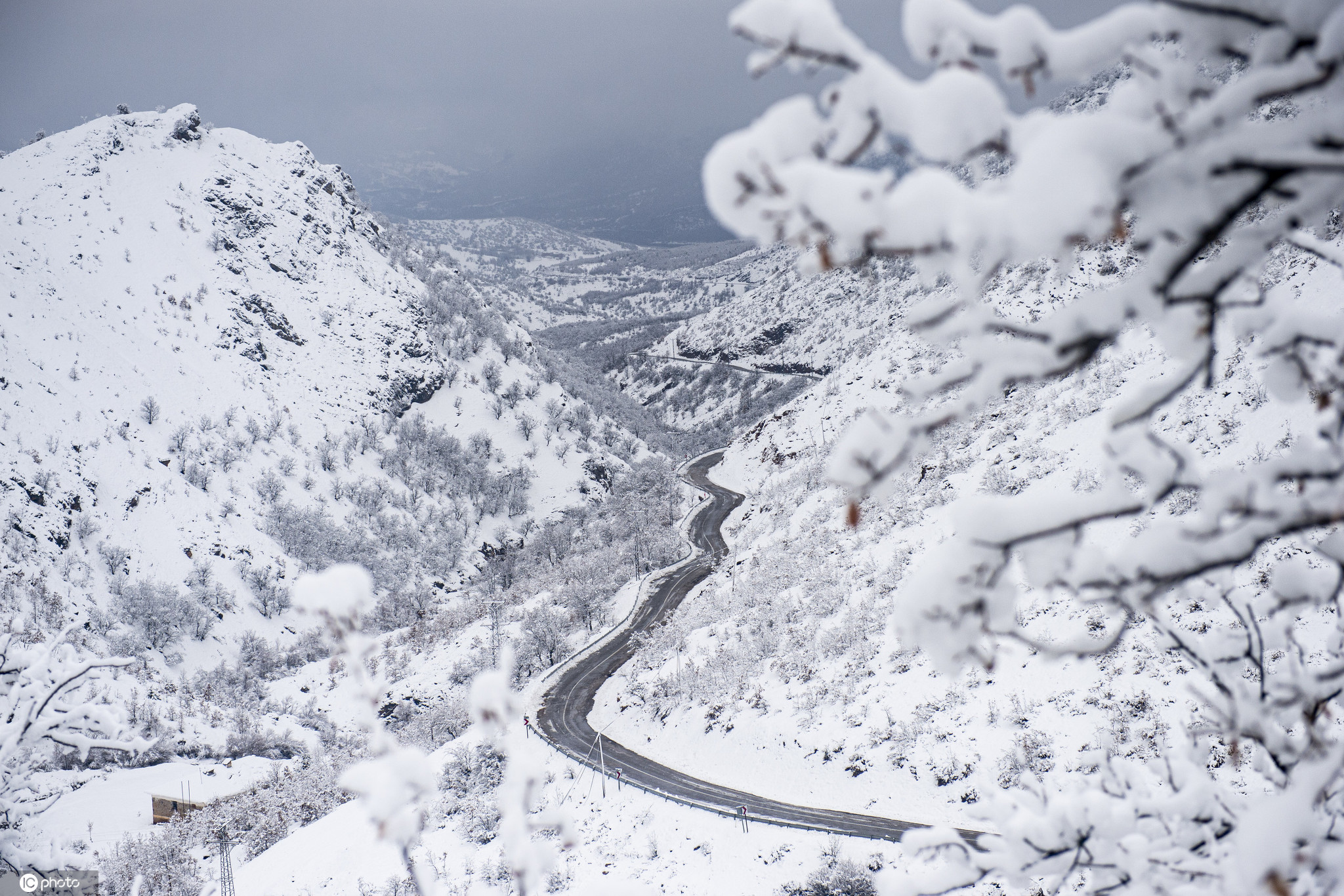 当地时间2021年2月1日,土耳其通杰利,当地迎来降雪,雪景美如画卷.