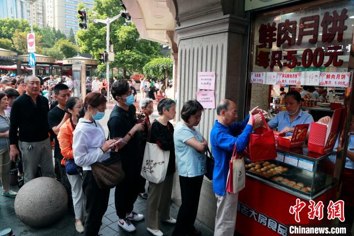 中秋节上海民众排队购买鲜肉月饼