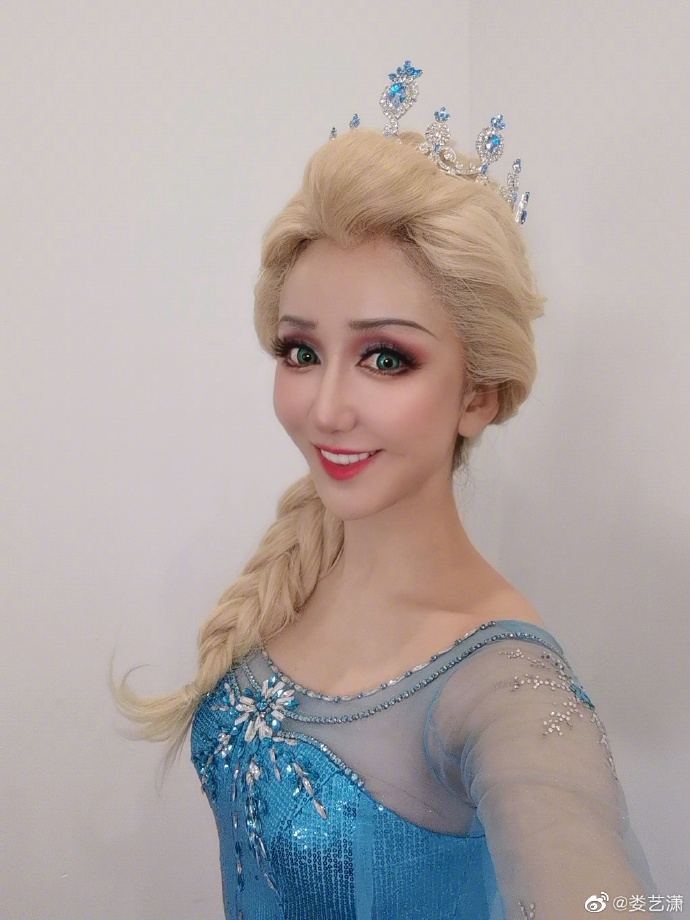 在逃公主!娄艺潇cos艾莎 妆容精致表情动作神似