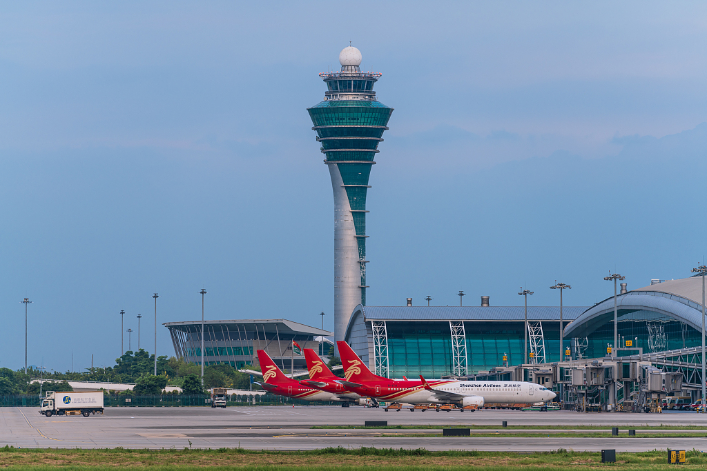 资料图:2019年6月22日,广州白云国际机场t1航站楼,停靠的深圳航空波音