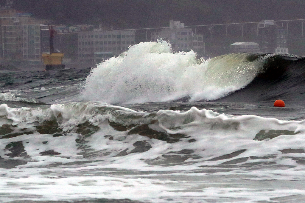 受持续强降雨影响,韩国多地连日暴雨,引发山洪与泥石流等自然灾害