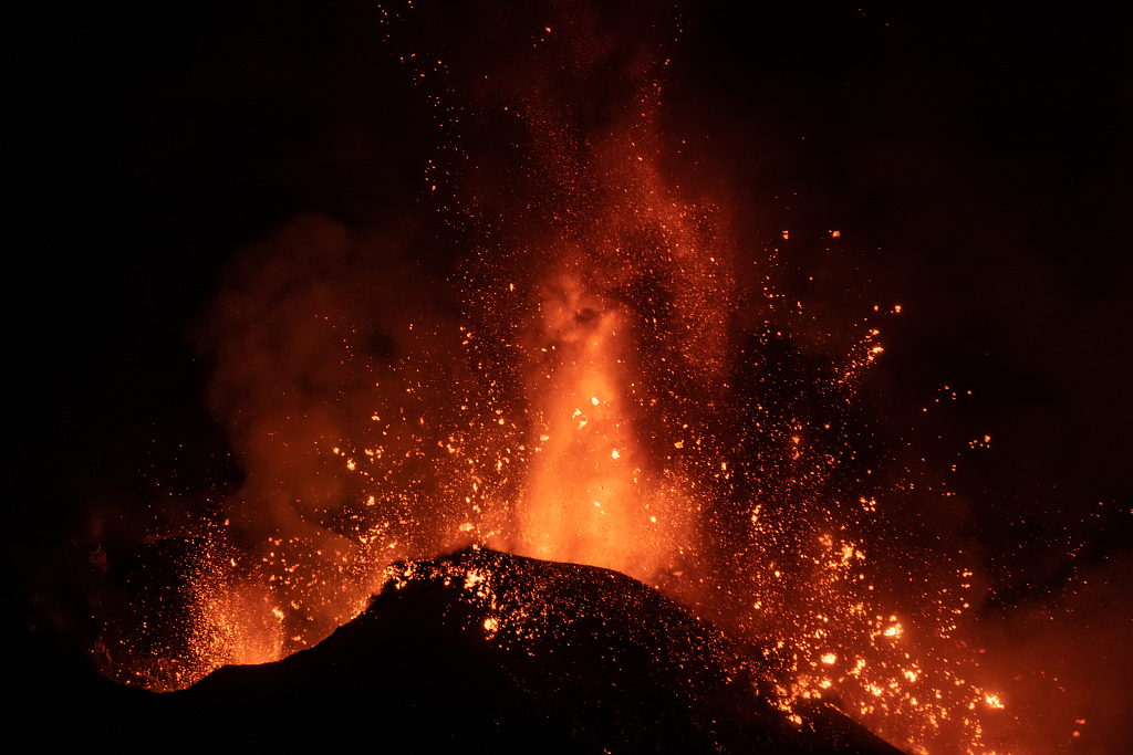 意大利埃特纳火山喷发火山口发生约20次剧烈爆炸